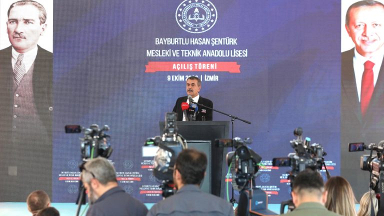 Bakan Tekin, İzmir’de Hayırsever Tarafından Yaptırılan Okulun Açılışına Katıldı